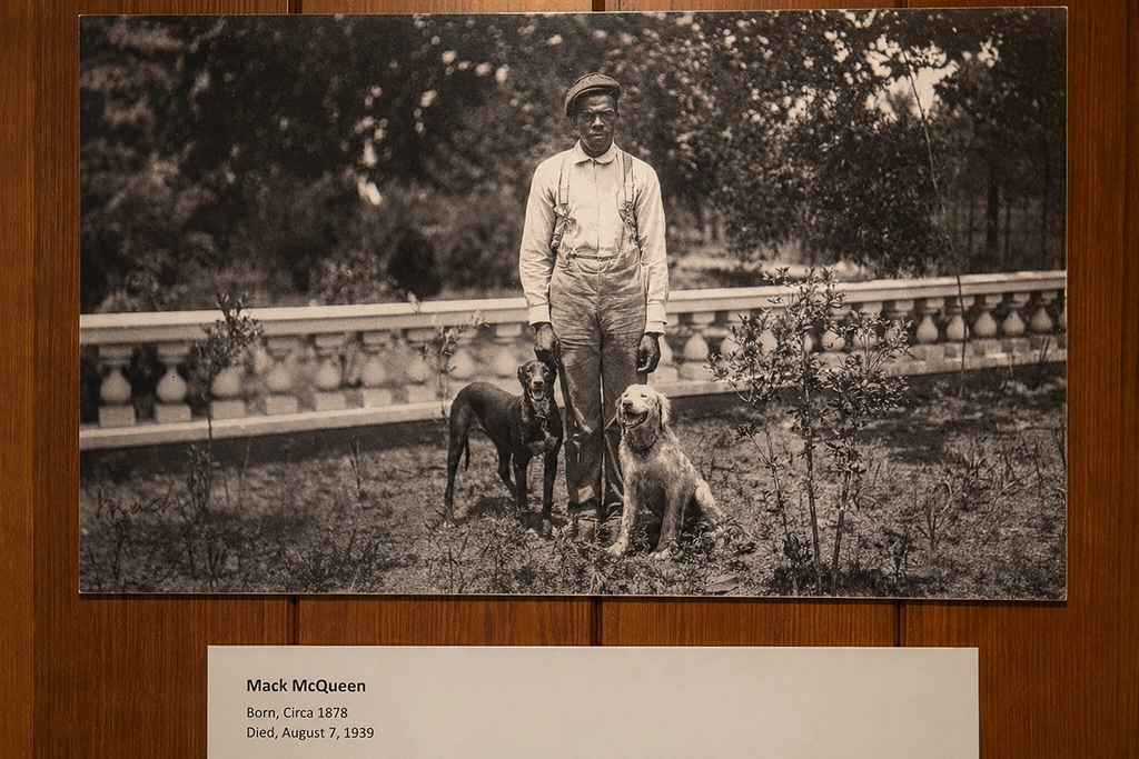 Historisches Porträt von Mack McQueen mit zwei Jagdhunden auf Pebble Hill.