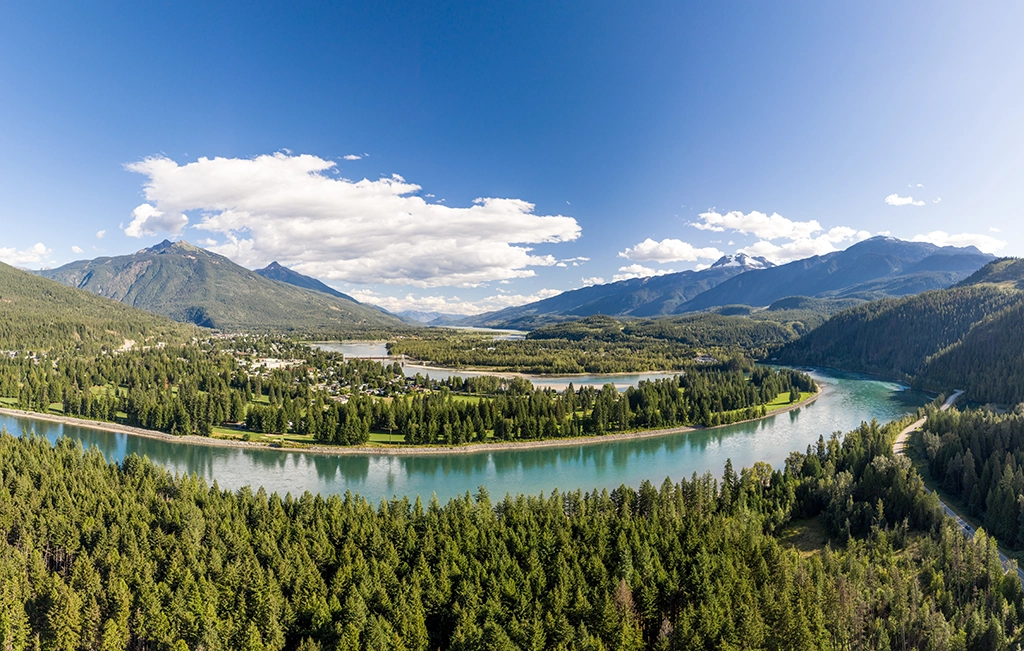 Luftaufnahme des Columbia River bei Revelstoke in British Columbia.