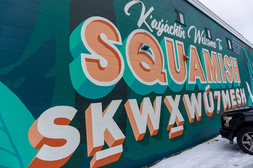 Willkommens-Wandbild in Squamish mit zweisprachiger Begrüßung.