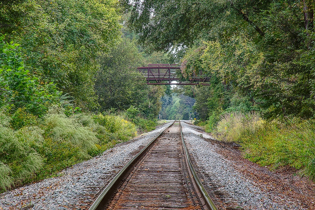 Historische Eisenbahntrasse im Ocmulgee Mounds National Historical Park in Georgia.