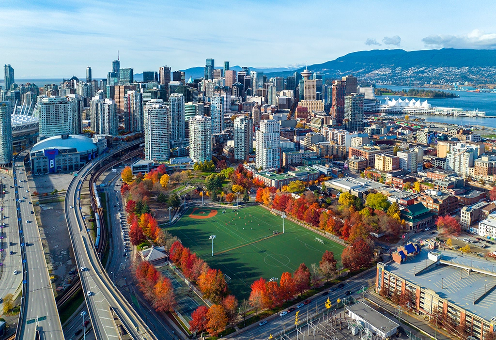 Luftaufnahme der Skyline von Vancouver in British Columbia.