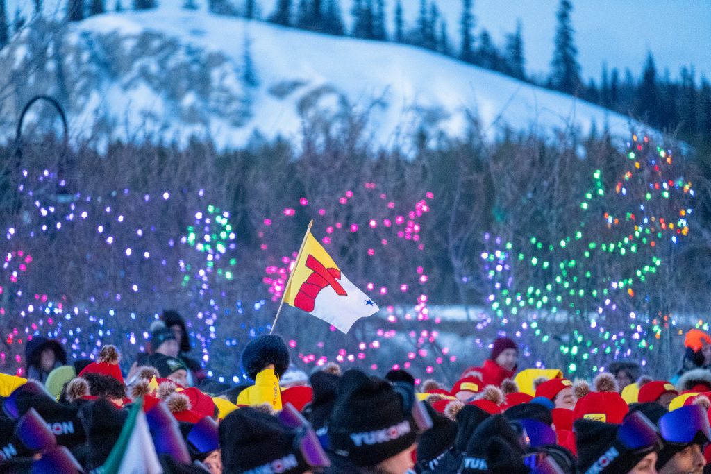 Teilnehmer der Arctic Winter Games bei einer Veranstaltung im verschneiten Whitehorse.