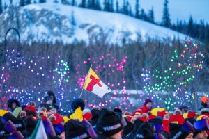 Teilnehmer der Arctic Winter Games bei einer Veranstaltung im verschneiten Whitehorse.