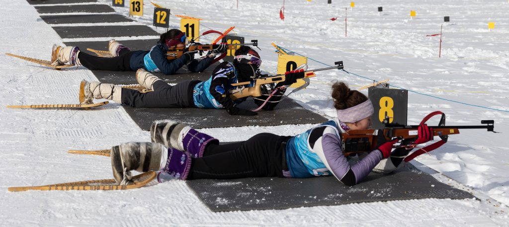 Athletinnen beim Schneeschuh-Biathlon der Arctic Winter Games im verschneiten Yukon.