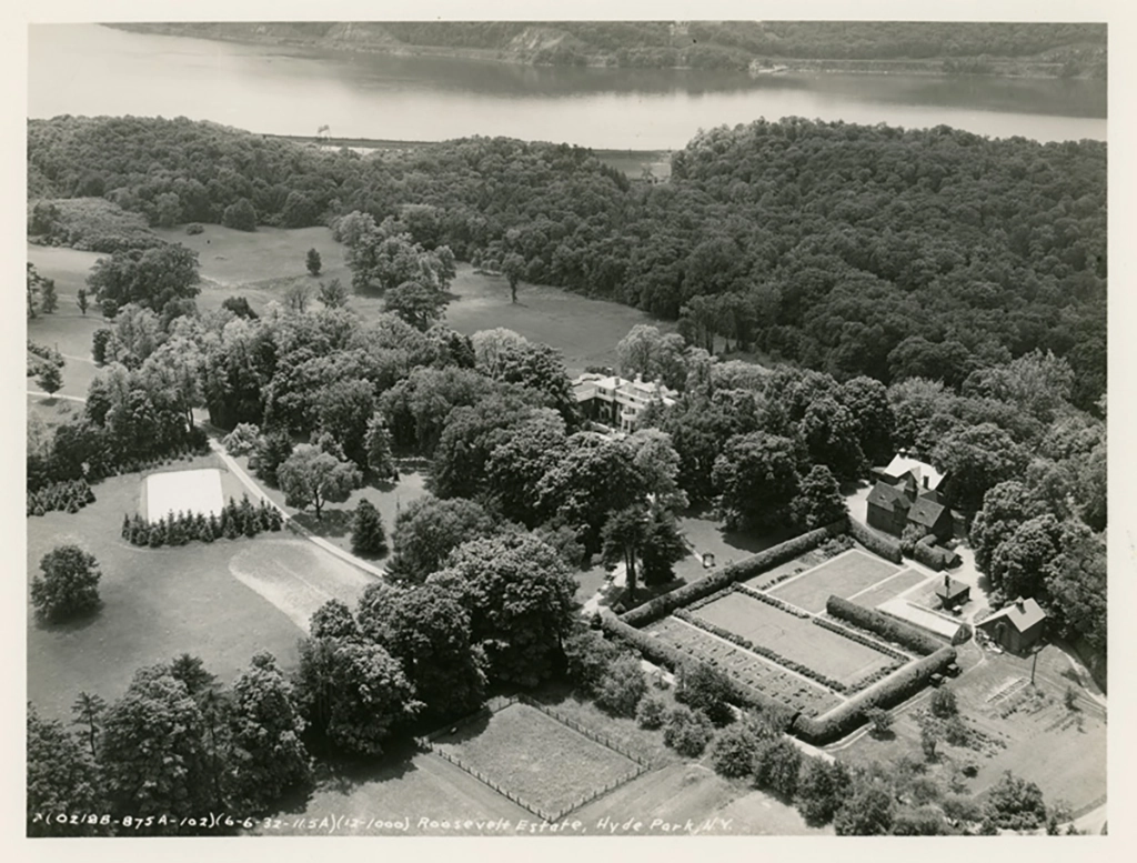 Historisches Luftbild des Roosevelt-Anwesens Springwood in Hyde Park am Hudson River.