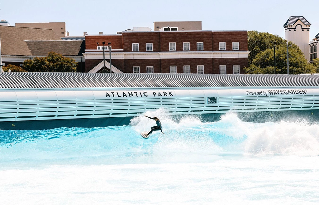 Surfer auf einer künstlichen Welle im Atlantic Park Surf in Virginia Beach.