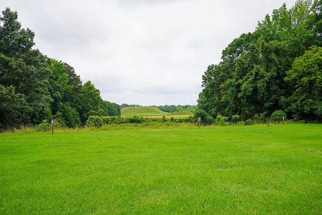 Great Temple Mound im Ocmulgee Mounds National Historical Park, aufgenommen über eine offene Wiesenlandschaft.