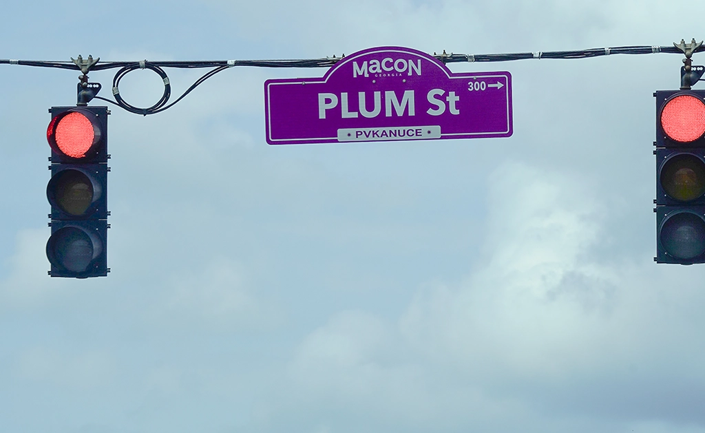 Straßenschild Plum Street in Macon mit Muscogee-Bezeichnung.