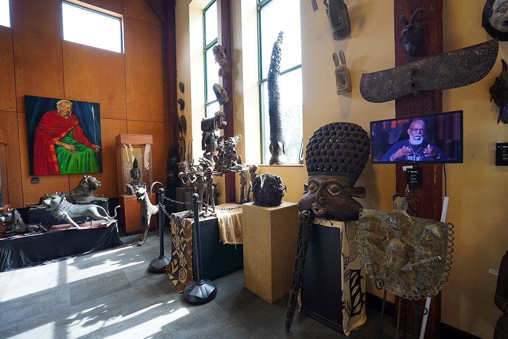 Afrikanische Skulpturen, Masken und Kunstobjekte im Ausstellungsbereich „Faces of Africa“ des Roots 101 Museum in Louisville.