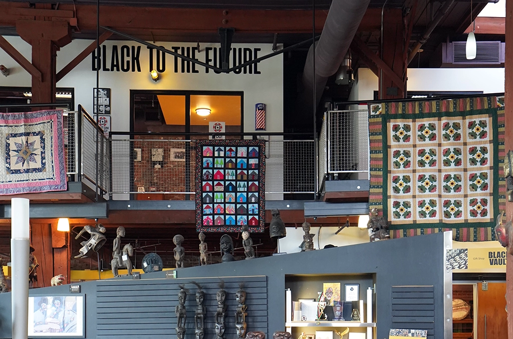 Ausstellungsbereich „Black to the Future“ mit Quilts und afrikanischen Kunstobjekten im Roots 101 Museum in Louisville.