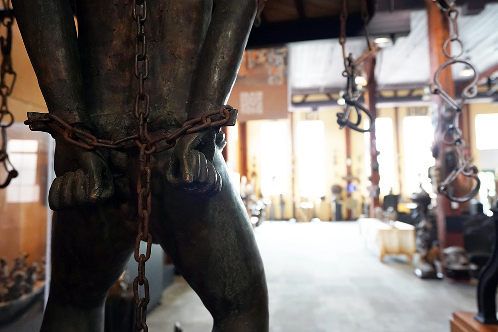 Skulptur einer gefesselten Person im Roots 101 African American Museum in Louisville als Darstellung der Versklavung.