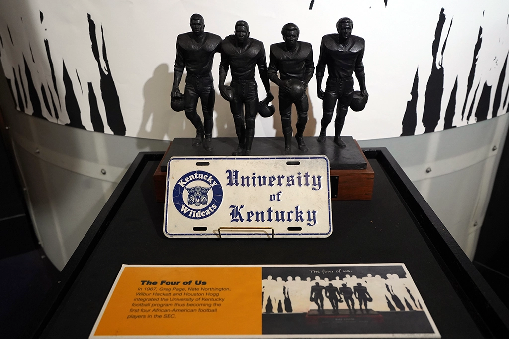 Ausstellung „The Four of Us“ über die ersten vier afroamerikanischen Footballspieler der University of Kentucky im Roots 101 Museum.