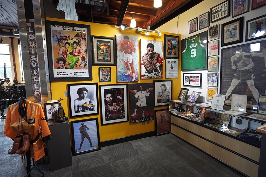 Sportausstellung im Roots 101 Museum in Louisville mit Muhammad Ali, Basketball, Football und afroamerikanischen Sportlern.