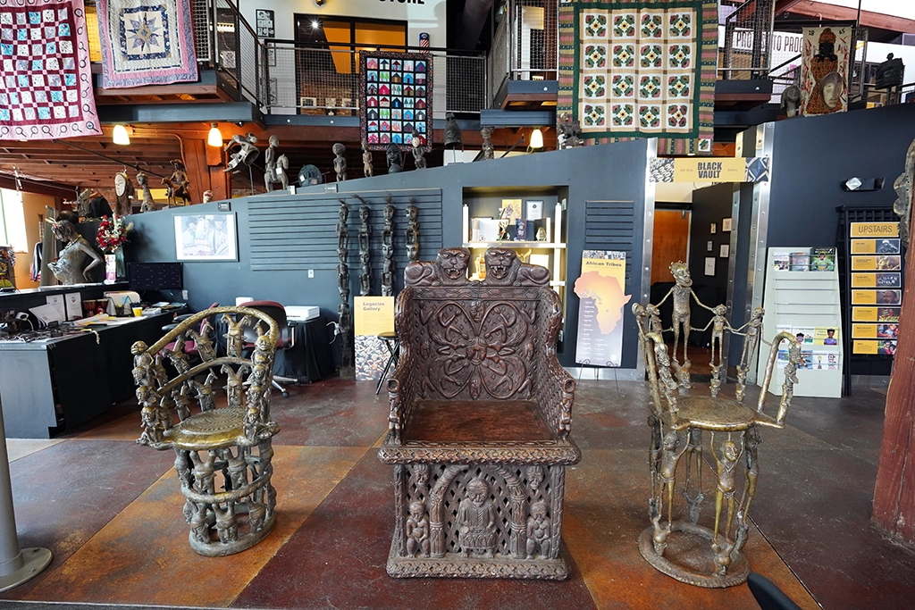 Drei kunstvoll gearbeitete afrikanische Throne im Roots 101 African American Museum in Louisville.