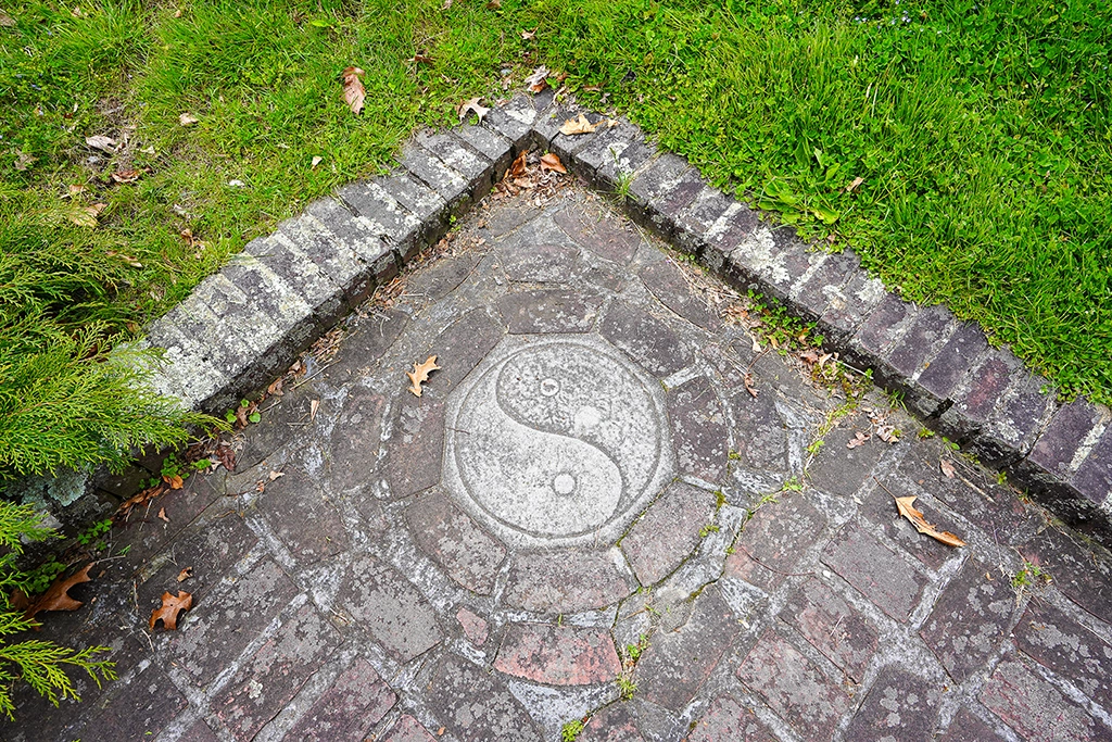 In Stein eingelassenes Yin-und-Yang-Symbol auf einem Gartenweg im Innisfree Garden in Millbrook, New York.