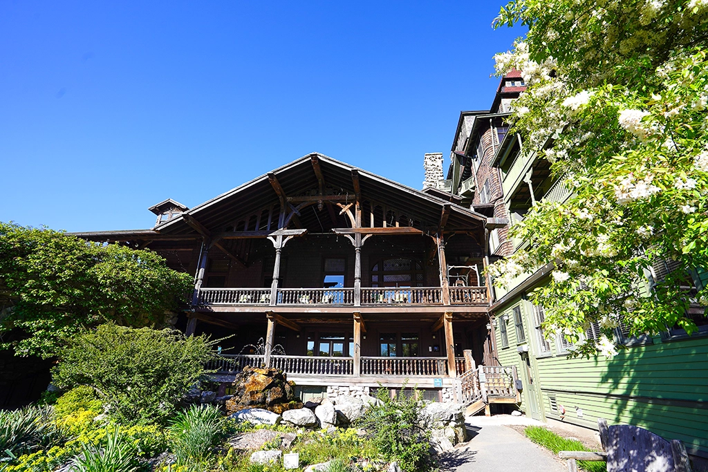 Historische Lake Lounge des Mohonk Mountain House mit Gartenanlagen.