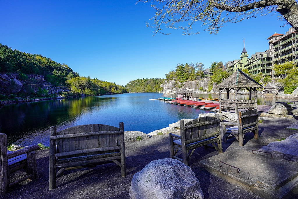 Sitzbänke mit Blick über den Lake Mohonk und das Mohonk Mountain House.