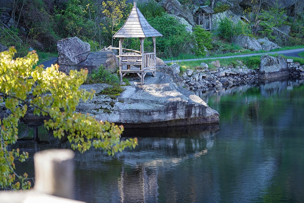 Kleiner Pavillon auf einem Felsen am Ufer des Lake Mohonk.