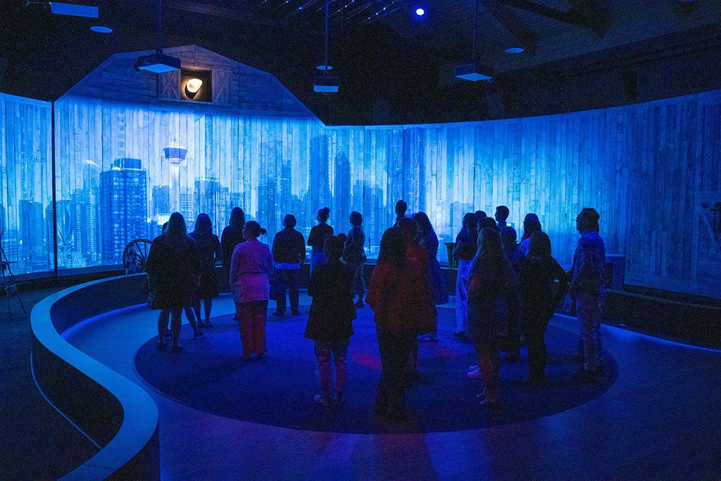 Besucher erleben eine immersive Multimedia-Installation im SAM Centre in Calgary.