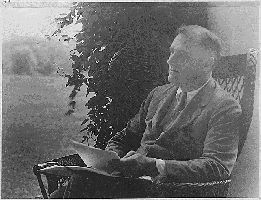 Franklin D. Roosevelt sitzt lesend auf der Veranda seines Hauses in Hyde Park.