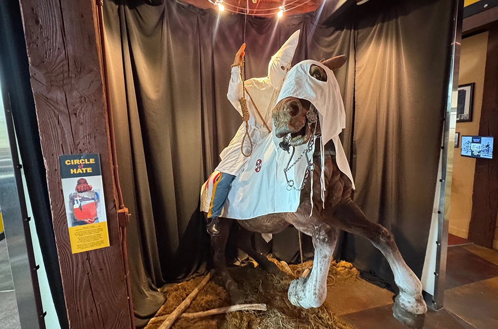 Ku-Klux-Klan-Installation mit vermummtem Reiter und Schlinge im Roots 101 African American Museum in Louisville.