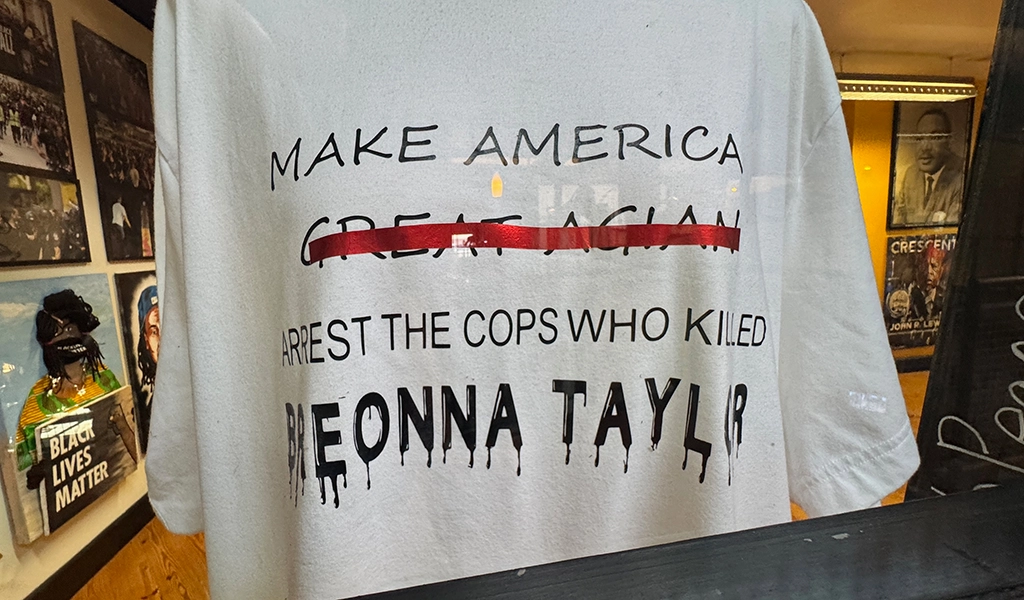 T-Shirt im Roots 101 Museum mit Forderung nach Konsequenzen für die Polizisten, die Breonna Taylor töteten.