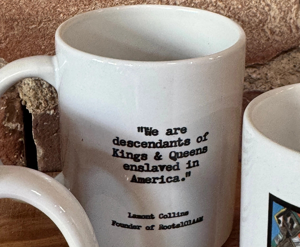 Tasse im Roots 101 Museum mit einem Zitat von Gründer Lamont Collins über die Nachfahren versklavter Könige und Königinnen.