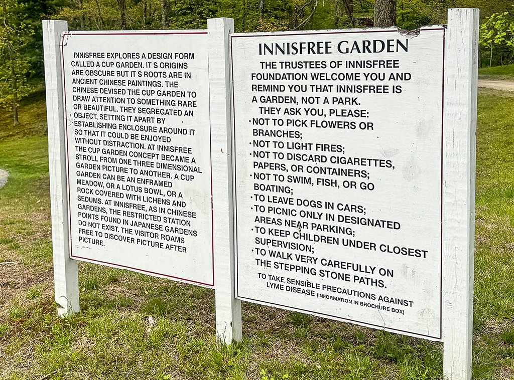 Informationstafeln am Eingang des Innisfree Garden in Millbrook, New York.