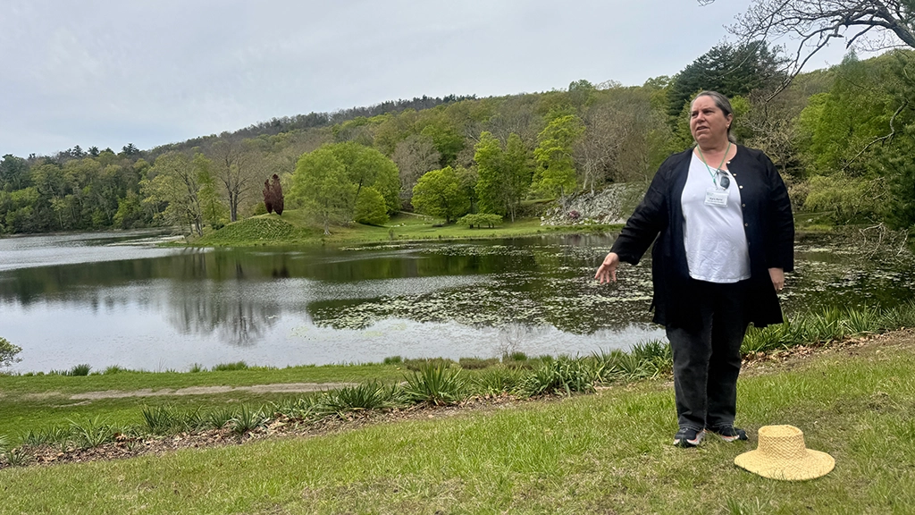 Landschaftsarchitektin Kate Kerin erläutert die Gestaltung des Innisfree Garden am Tyrrel Lake im Hudson Valley.