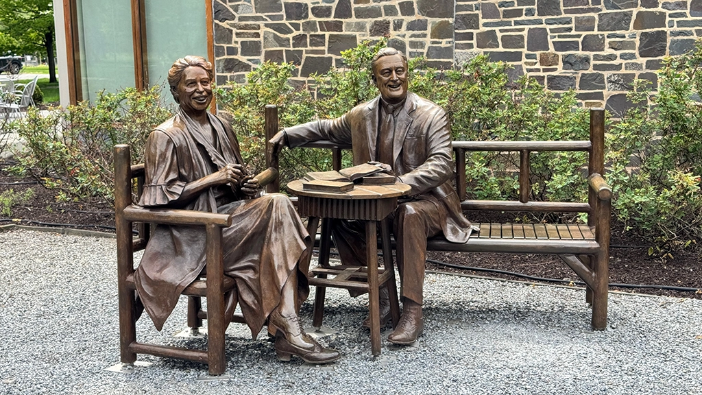Bronzeskulptur von Franklin und Eleanor Roosevelt im Henry A. Wallace Visitor and Education Center.