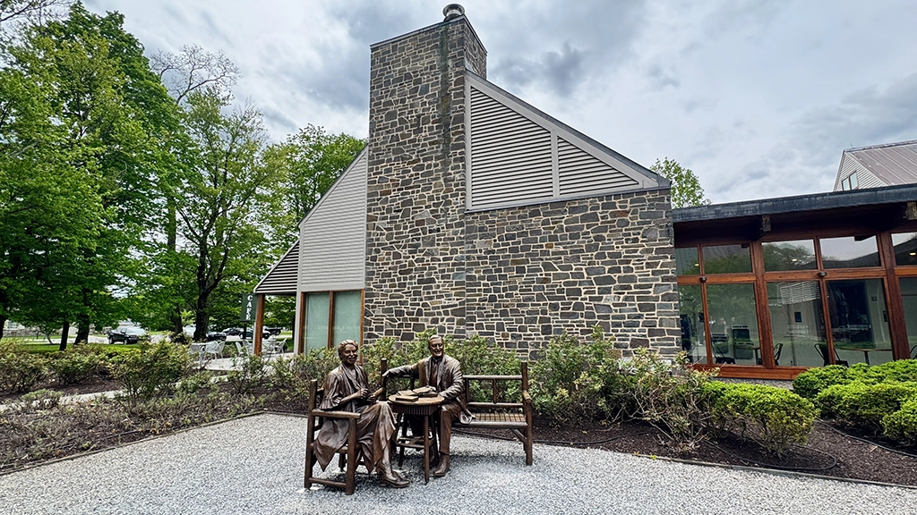 Skulptur von Franklin und Eleanor Roosevelt vor dem Henry A. Wallace Visitor and Education Center in Hyde Park.