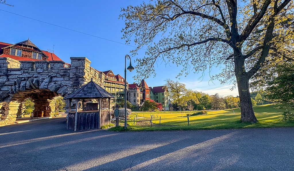 Historische Zufahrt und Gartenanlage des Mohonk Mountain House im Hudson Valley.