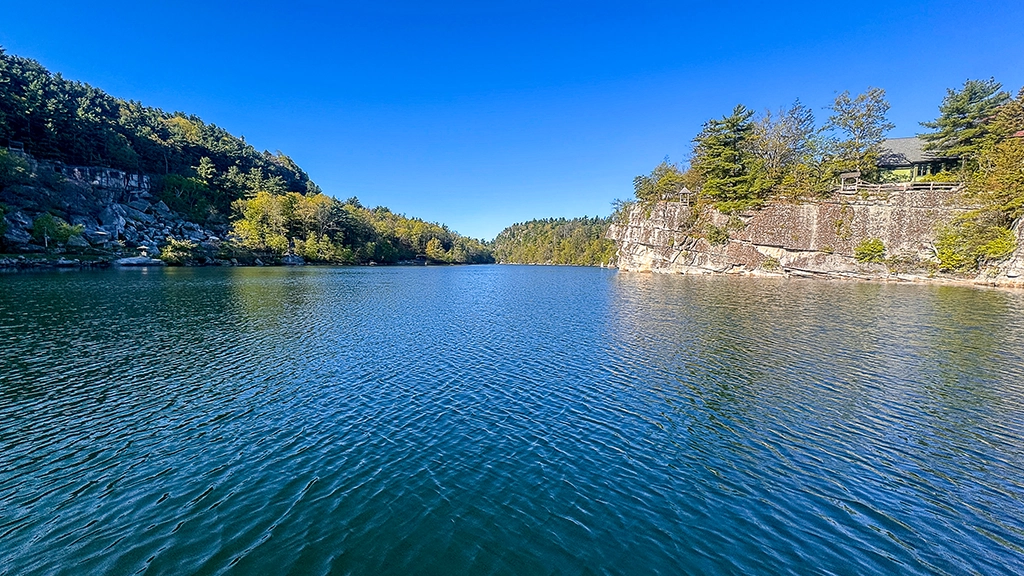 Lake Mohonk mit steilen Quarzitfelsen am Mohonk Mountain House im Hudson Valley.