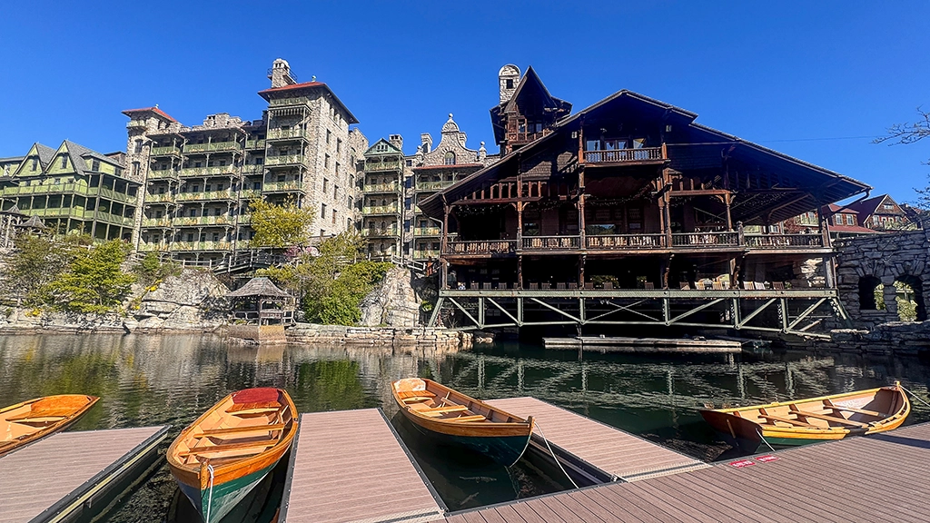 Ruderboote vor dem Mohonk Mountain House am Lake Mohonk.