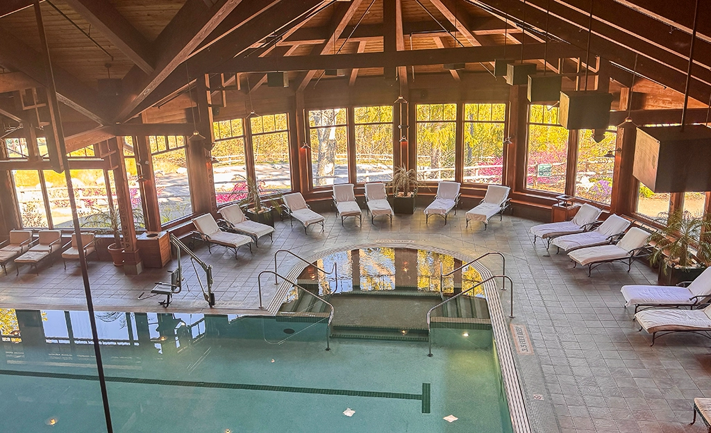 Historisches Hallenbad mit großen Panoramafenstern im Mohonk Mountain House.