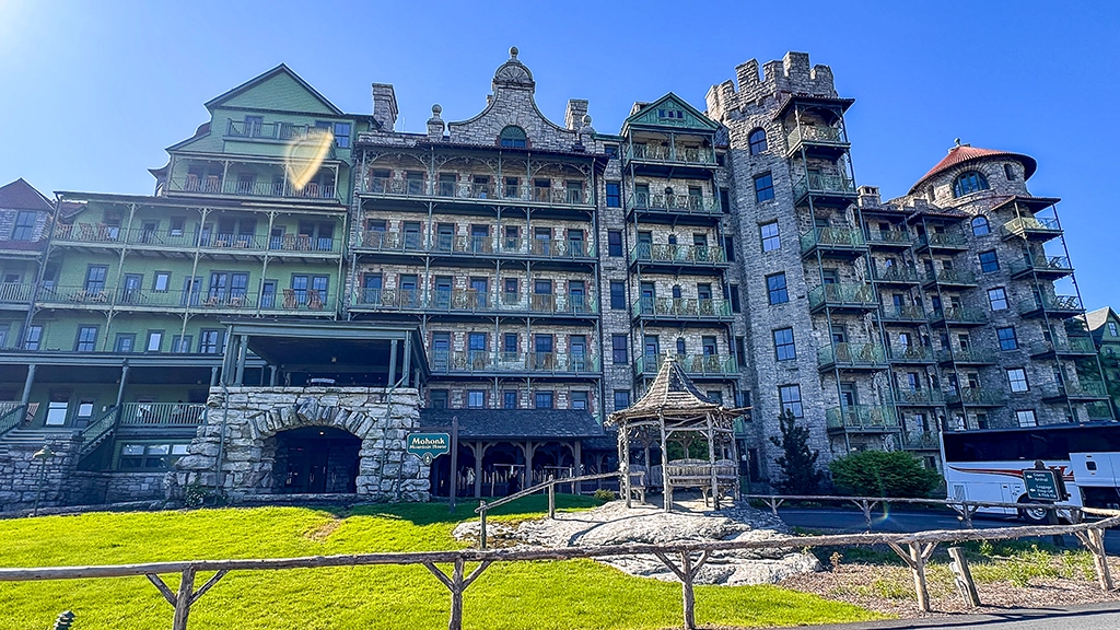 Historische Fassade des Mohonk Mountain House oberhalb des Lake Mohonk im Hudson Valley.