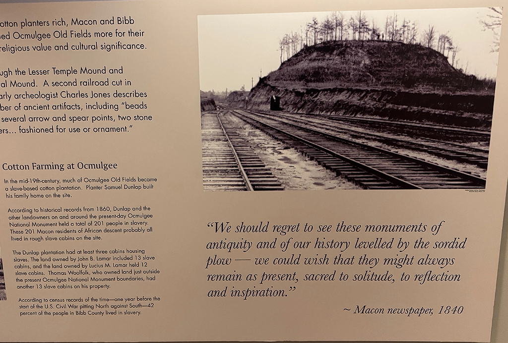 Ausstellung zur Geschichte der Ocmulgee Mounds und ihrer Zerstörung durch Eisenbahnbau und Landwirtschaft.