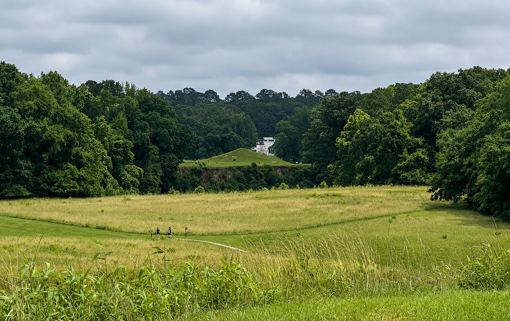 Blick über die historische Kulturlandschaft zum Great Temple Mound im Ocmulgee Mounds National Historical Park.