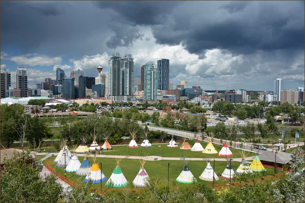 Tipi Village der Treaty 7 First Nations vor der Skyline von Calgary.