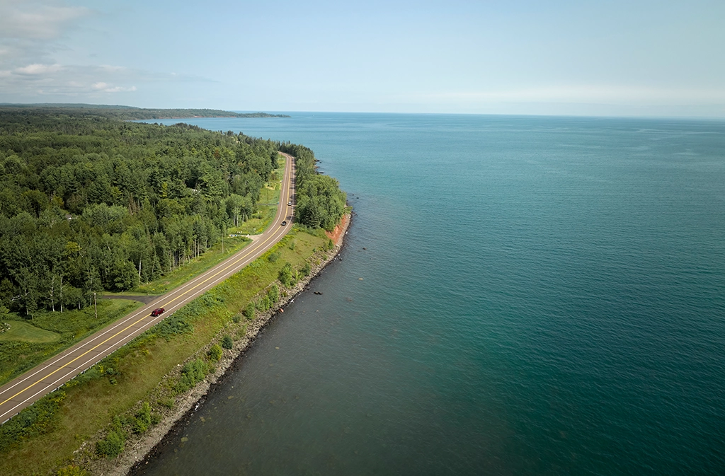 Highway 61 führt entlang der bewaldeten North Shore am Lake Superior im Nordosten Minnesotas.