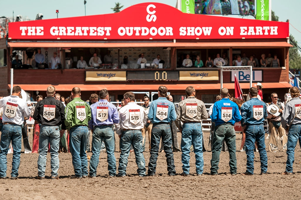 Rodeo-Teilnehmer stehen vor der Eröffnungszeremonie der Calgary Stampede in der Arena.