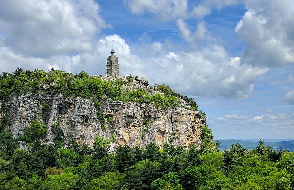 Skytop Tower auf den Felsen des Mohonk Preserve im Hudson Valley.