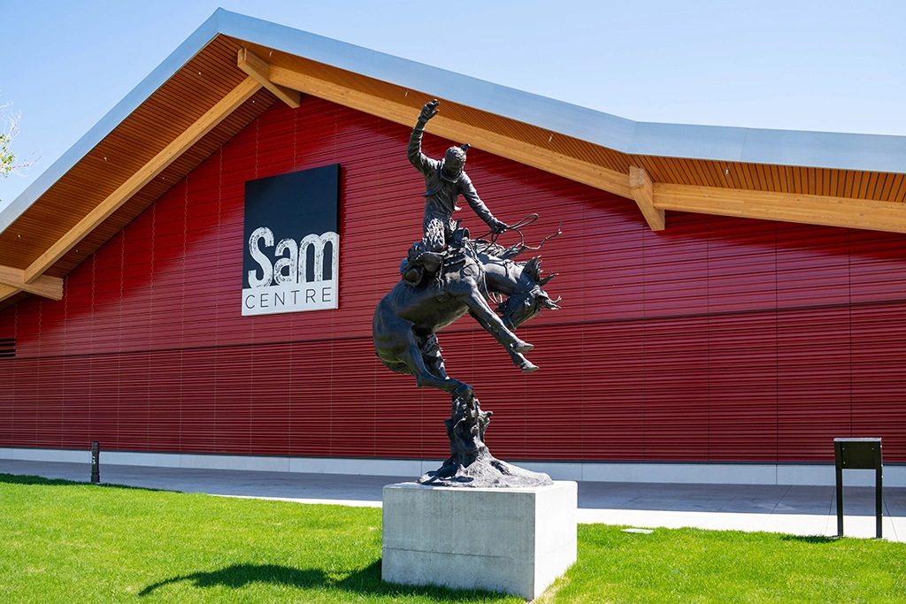 Bronzestatue eines Rodeoreiters vor dem SAM Centre in Calgary.