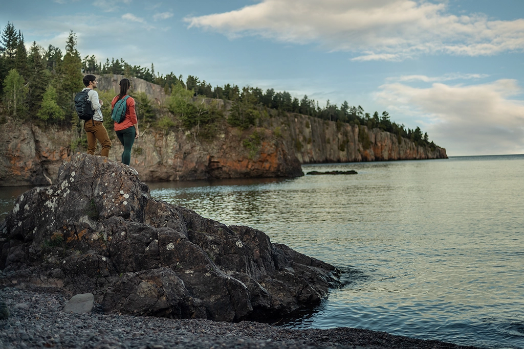 Wanderer auf felsiger Küste am Lake Superior im Tettegouche State Park in Minnesota.