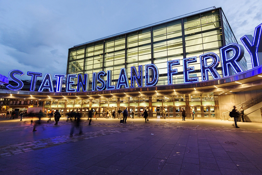 Beleuchteter St. George Ferry Terminal der Staten Island Ferry auf Staten Island in New York City am Abend.