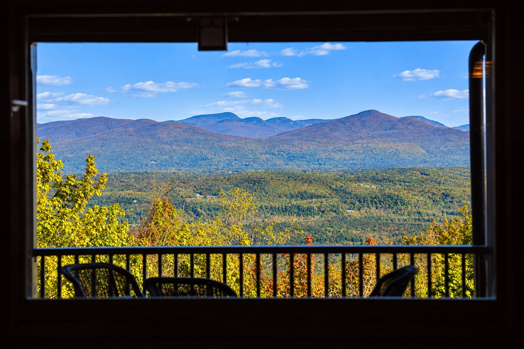Blick von einer Veranda des Mohonk Mountain House über die bewaldete Landschaft und die Berge des Hudson Valley in New York State.