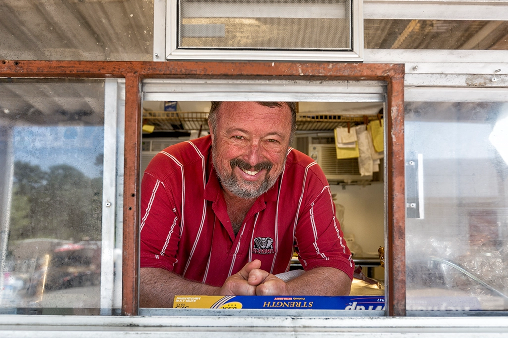 Mitarbeiter am Ausgabefenster von Real Pit Bar-B-Q in Greenville, Alabama.