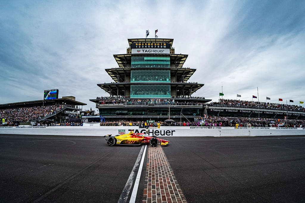 IndyCar-Rennwagen beim Indianapolis 500 auf der Start-Ziel-Linie des Indianapolis Motor Speedway.