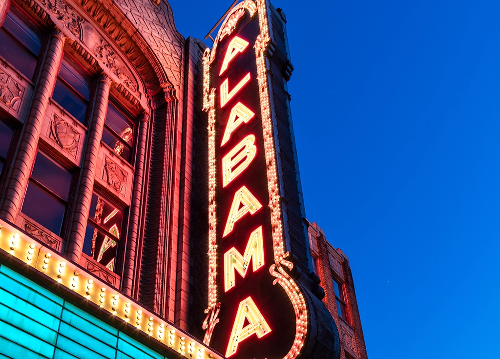 Leuchtende Neonreklame des historischen Alabama Theatre in Downtown Birmingham.