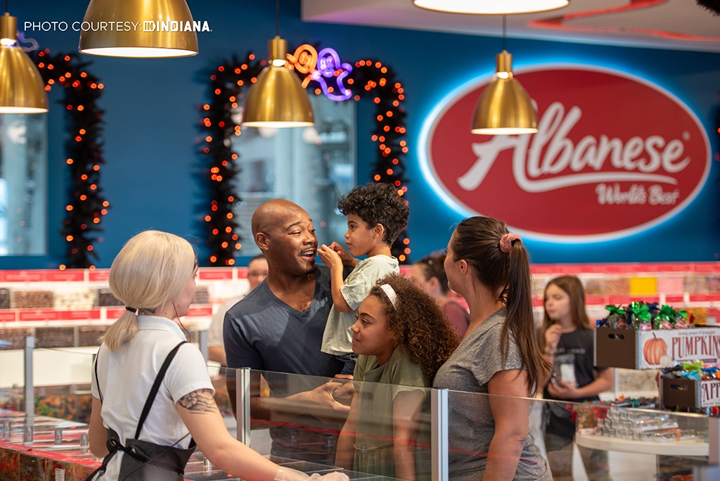 Familie beim Probieren von Süßigkeiten im Albanese Candy Factory Outlet in Merrillville, Indiana.
